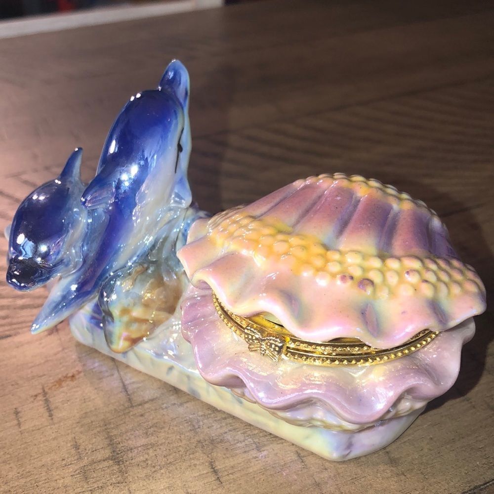 Jewel 💎 Box nestle your pearl ring 💍 in the shell 🐚 with dolphins 🐬 Retro!